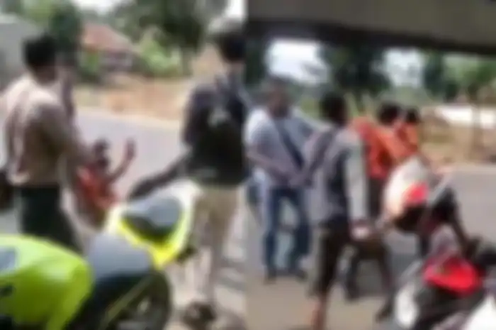 Debt collector ribut saat tarik paksa motor sampai membanting anggota  ormas Pemuda Pancasila di Purwakarta, Jawa Barat.