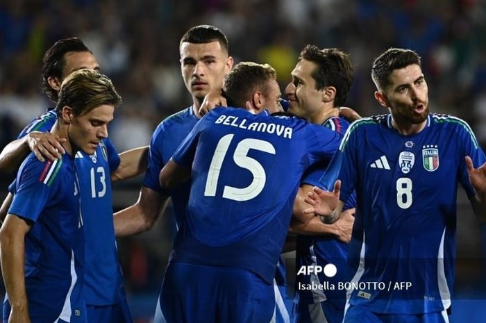 Timnas Italia merayakan gol ke gawang Bosnia-Herzegovina dalam laga uji coba di Empoli (9/6/2024).