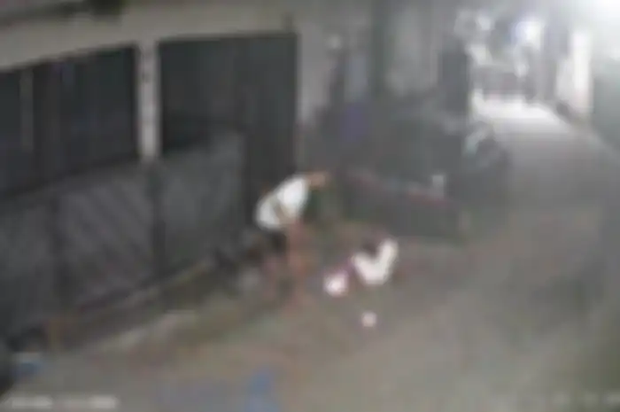 Foto CCTV A yang kakinya dibakar temannya sendiri di Jakarta Timur.