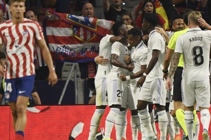 Para pemain Real Madrid merayakan gol Rodrygo ke gawang Atletico Madrid di Liga Spanyol2022-2023.