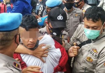 Dikira Penyusup hingga Berusaha Rebut Microphone yang Digunakan Anggota DPRD Saat Unjuk Rasa, Pemuda Berjaket Merah Diduga Memiliki Gangguan Jiwa dan Nyaris Babak Belur Dihajar Massa