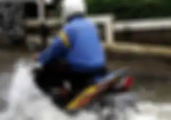 Biar Enggak Celaka, Begini Teknik Pengereman yang Benar Saat Melibas Banjir