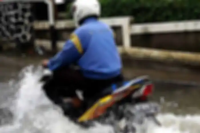 Ilustrasi pengendara motor libas banjir.