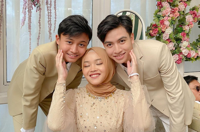 Kebersamaan putri delina dengan sang adik dan juga kekasih, Jeffry Reksa