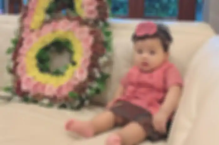 Tingkah Ameena Hanna Nur Atta saat makan MPASI di kursi bikin heboh. Apa sebenarnya yang dilakukan anak pertama Atta dan Aurel?