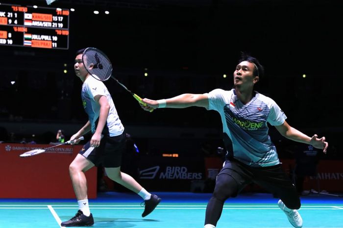 Pasangan ganda putra Indonesia, Mohammad Ahsan/Hendra Setiawan, saat menghadapi Kang Min-hyuk/Seo Seung-jae dari Korea pada babak pertama Japan Open 2022 di Maruzen Intec Arena Osaka, Jepang, 31 Agustus 2022. 