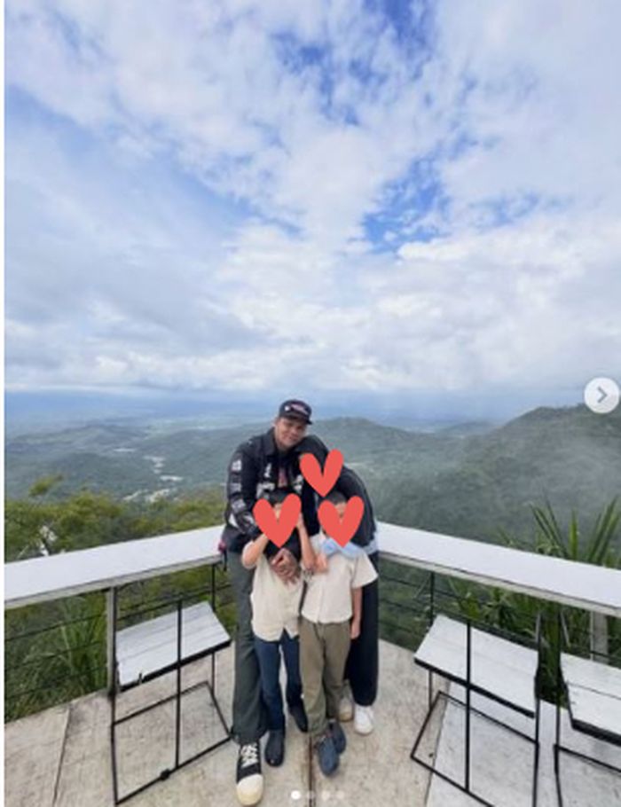 Potret Virgoun saat ajak anak-anaknya liburan.