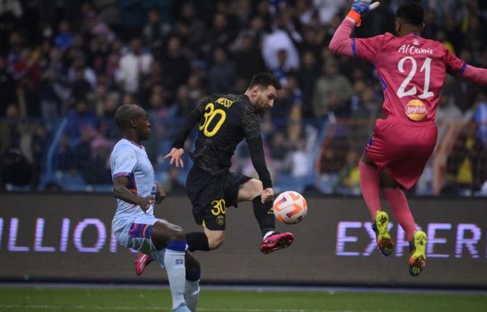 Aksi Lionel Messi dalam laga PSG vs Riyadh All Star.