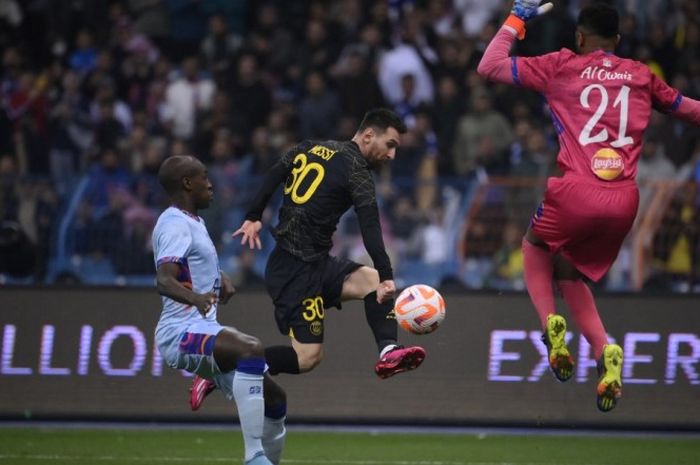 Aksi Lionel Messi dalam laga PSG vs Riyadh All Star.