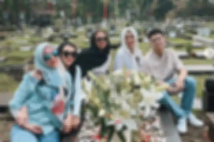 Kebersamaan Reza Artamevia dan Angelina Sondakh bersama anak-anaknya ke makam Adjie Massaid