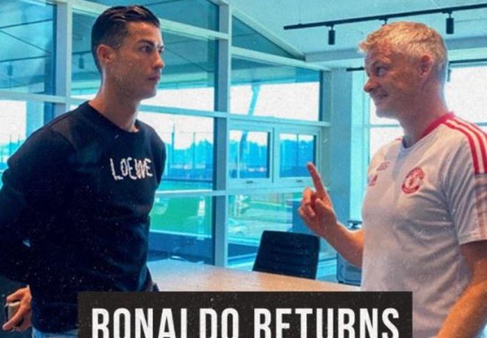 Megabintang Manchester United, Cristiano Ronaldo, berbincang dengan Ole Gunnar Solskjaer.