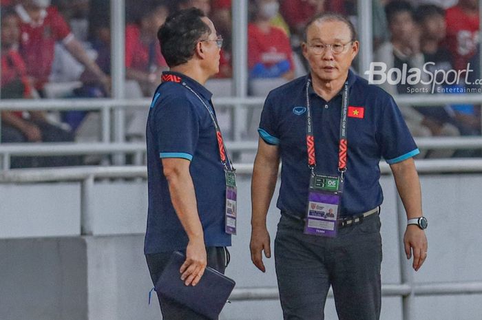 Pelatih timnas Vietnam, Park Hang-seo (kanan), sedang memantau para pemainnya bertanding dalam laga leg pertama semifinal Piala AFF 2022 di Stadion Gelora Bung Karno, Senayan, Jakarta, 6 Januari 2023.