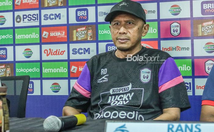 Pelatih RANS Nusantara FC, Rahmad Darmawan, nampak hadir dalam sesi jumpa pers di Stadion Pakansari, Bogor, Jawa Barat, 28 Juli 2022.