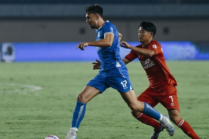 Suasana pertandingan pekan kesepuluh Liga 1 2024-2025 antara Persib Bandung melawan Semen Padang di Stadion Si Jalak Harupat, Kab. Bandung, Jumat (1/11/2024).