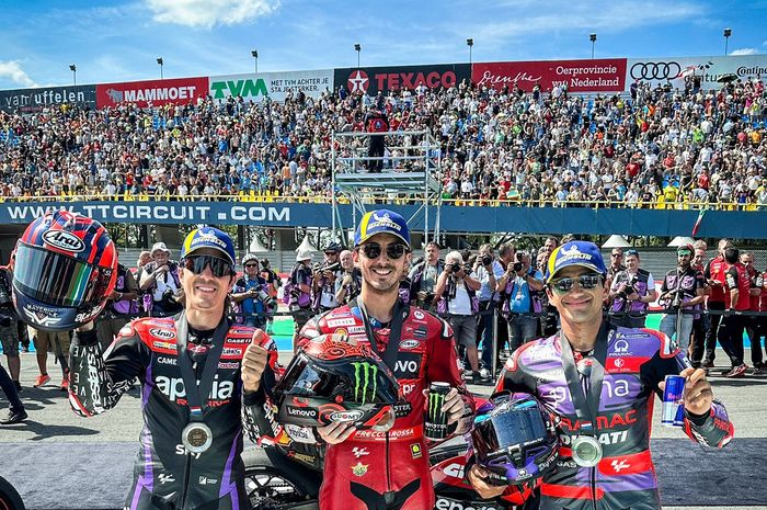 Dari kiri ke kanan, Maverick Vinales (Aprilia), Francesco Bagnaia (Ducati), dan Jorge Martin (Pramac) setelah finis di posisi podium sprint race MotoGP Belanda 2024 di Sirkuit Assen, Sabtu (29/6/2024).