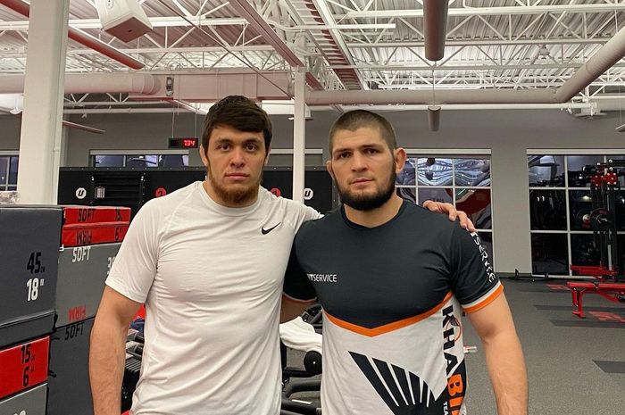 Petarung kelas welter ONE Championship, Murad Ramazanov berfoto bersama mantan juara kelas ringan UFC, Khabin Nurmagomedov