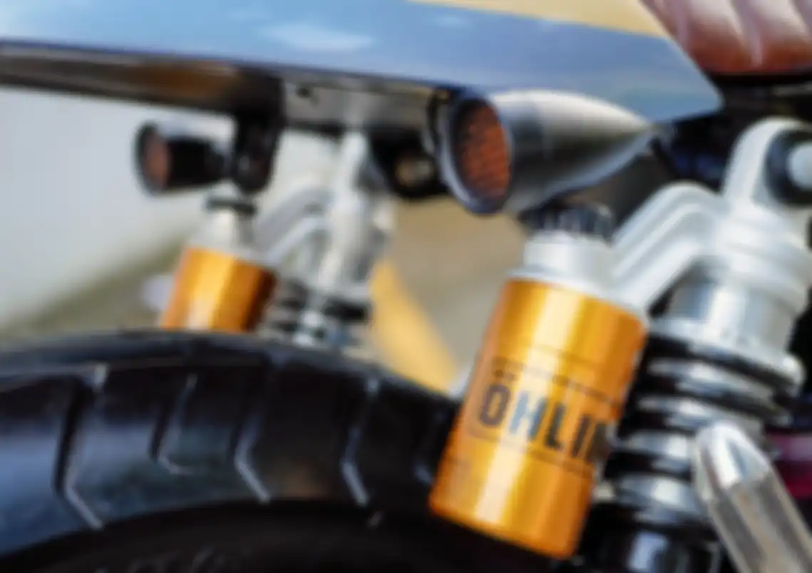 Sein bersanding dengan sokbreker Ohlins, manis mengisi bagian belakang Kawasaki Ninja 250R cafe racer