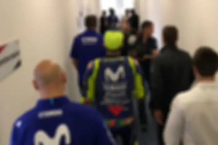 Valentino Rossi dan tim keluar dari ruang Race Direction setelah melakukan pertemuan.