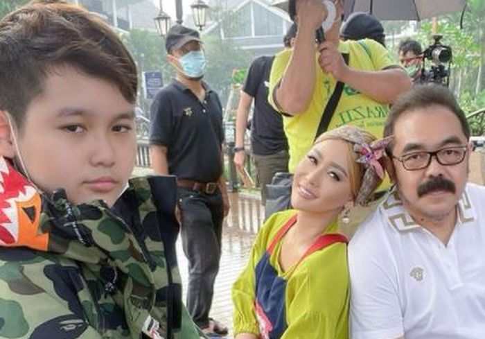 Inul Daratista beserta Adam Suseno dan anaknya