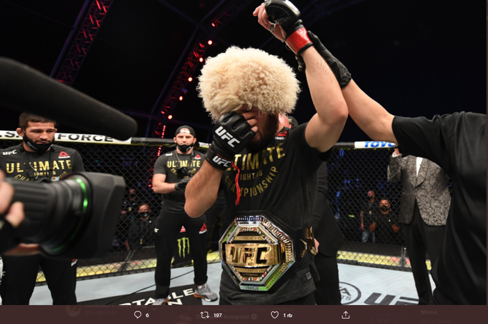 Petarung kelas ringan UFC, Khabib Nurmagomedov, menangis setelah menjadi pemenang pada ajang UFC 254, Minggu (25/10/2020).