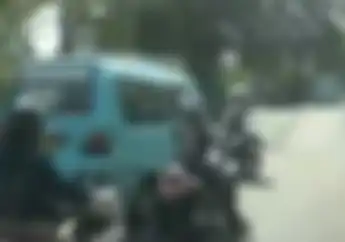 Mencekam! Video Detik-detik Sopir Mikrolet Kabur Saat Dirazia, Motor dan Petugas Dishub Terkapar Ditabrak