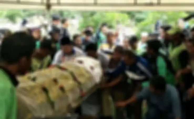 Rombongan pengemudi ojek online mengantar artis senior Laila Sari (82) ke peristirahatan terakhirnya di Tempat Pemakaman Umum (TPU) Karet Bivak, Tanah Abang, Jakarta Pusat, Selasa (21/11/2017).