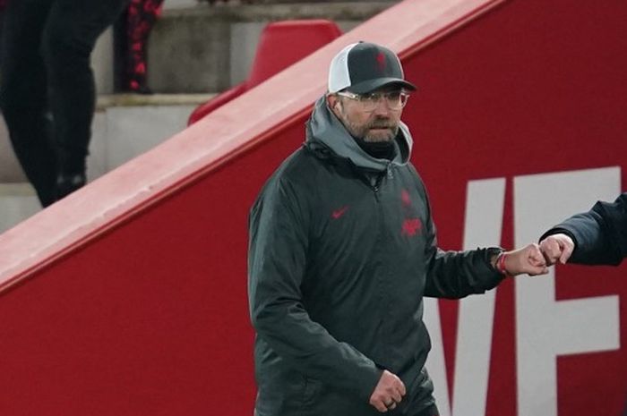 Juergen Klopp (kiri) bersalaman dengan Erik ten Hag dalam duel Liverpool vs Ajax di Liga Champions (1/12/2020). Kini Ten Hag menghadapi Klopp sebagai pelatih Manchester United.