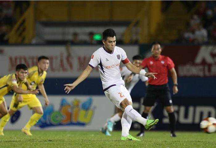 Striker Becamex Binh Duong Nguyen Tien Linh mencetak gol dalam Liga Vietnam 1 kontra SLNA, 9 Maret 2024.