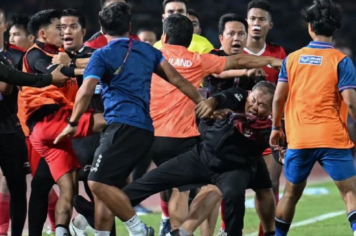 Manajer Timnas U-22 Indonesia Sumardji (kedua dari kanan) menjadi korban pemukulan ofisial Thailand dalam keributan final SEA Games 2023 di Kamboja.