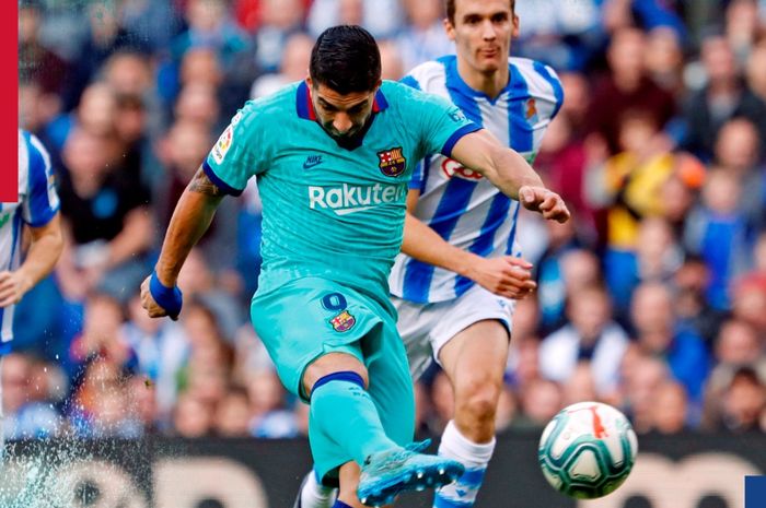 Striker Barcelona, Luis Suarez, melepaskan tendangan dalam laga Liga Spanyol melawan Real Sociedad di Stadion Reale Arena, Sabtu (14/12/2019).