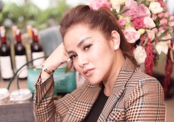 Usai Umrah, Olla Ramlan Kembali Pamer Pesona Cantik Saat Pakai Tunik Hijab Hitam yang Chic