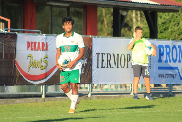 Pemain Persib Bandung, Bayu Fiqri saat memperkuat timnas U-19 Indonesia