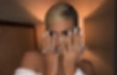 Tren Nail Art Berwarna Putih ala Seleb Hollywood yang Seru Buat Dicoba