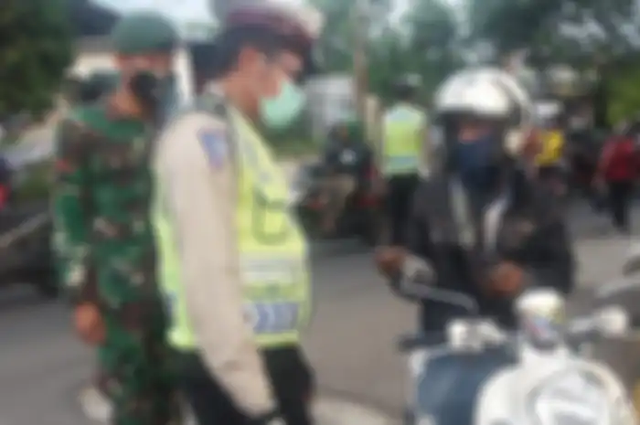 Ilustrasi Pemeriksaan SIKM, TNI dan Polri lakukan pemeriksaan di pos gabungan 