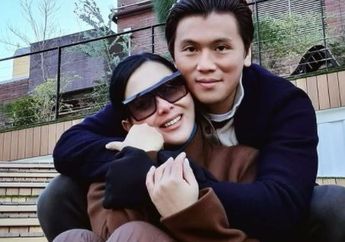 Makan Malam Mesra dengan Reino Barack di Tengah Dinginnya Jepang, Syahrini Kenakan Anting Berkilau Senilai Rp 8 Juta, Netizen: Kalo Aku yang Pake, Dikira Gantungan Kunci