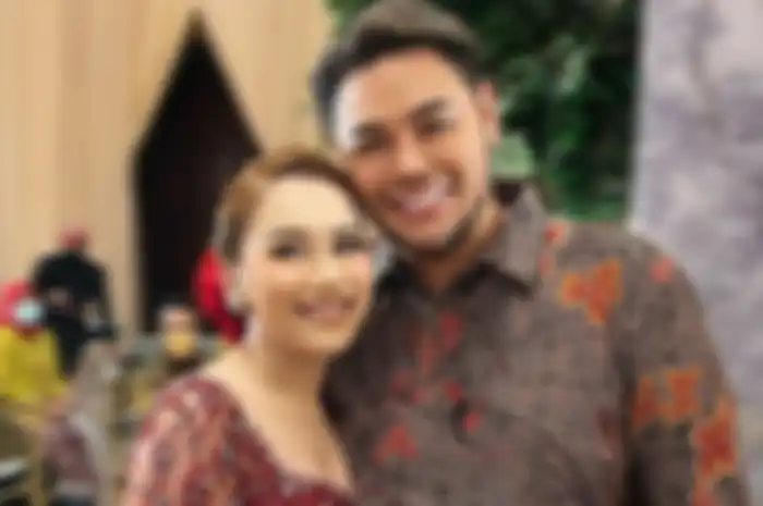 ISI Amplop Ivan Gunawan Jadi Sorotan Saat Datang Jadi Pendamping Ayu Ting Ting.