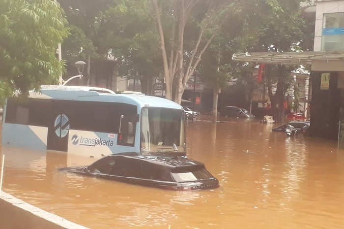 Ilustrasi. Mobil terendam banjir.