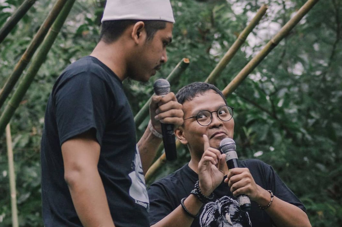 Foto Coki Pardede, jebolan SUCI 4 melucu dengan sahabatnya, Tretan Muslim. Kini, polisi menyelidiki rekan komika Coki Pardede.