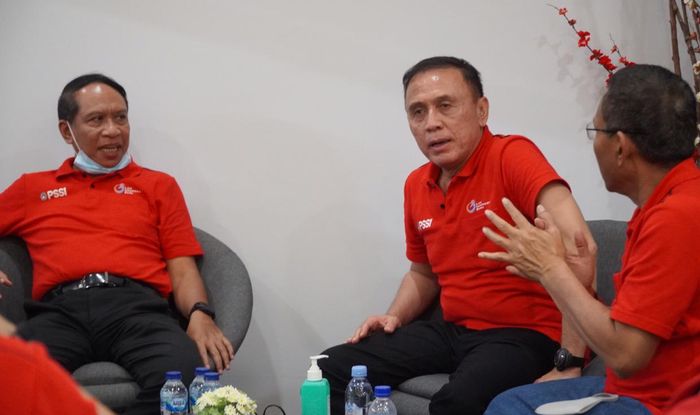 Ketua Umum PSSI, Mochamad Iriawan, bersana Menpora Zainudin Amali di Stadion Batakan, Balikpapan, Kalimantan Timur, Sabtu (14/3/2020).