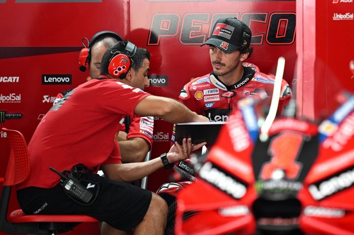 Pembalap Ducati Lenovo, Francesco Bagnaia, berbicara dengan kru sebelum latihan bebas kedua MotoGP India di Sirkuit Buddh, Uttar Pradesh, India, 23 September 2023.