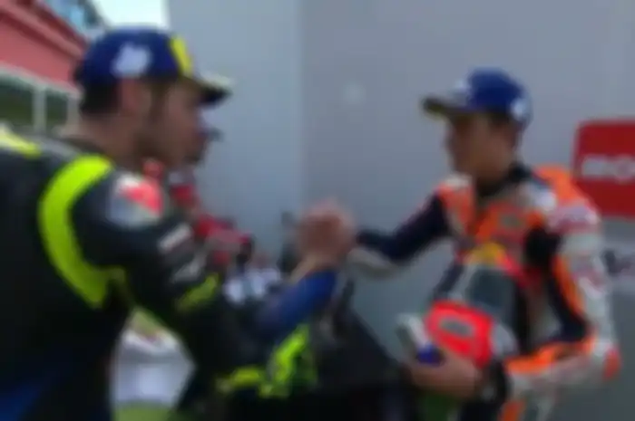 Momen jabat tangan Valentino Rossi dan Marc Marquez di GP Argentina 19