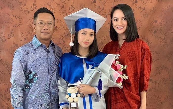 Potret kekompakan Ririn Ekawati dan sang mantan suami Edwin Abeng di hari wisuda Jasmine Abeng.