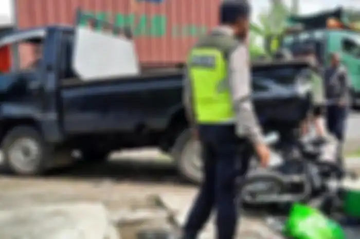 Kecelakaan maut di Blitar. Dua motor matic yaitu Honda Vario dan Honda Scoopy versus mobil pikap.