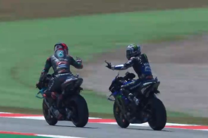 Momen saat Maverick Vinales (kanan) mencoba meminta maaf kepada Fabio Quartararo (kiri) setelah nyaris terlibat insiden pada sesi kualifikasi MotoGP Catalunya 2019, Sabtu (15/5/2019)