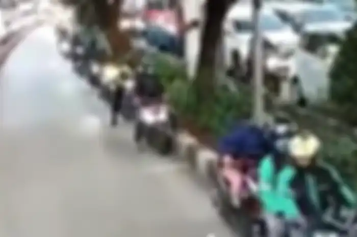 Gerombolan pemotor terobos jalur Busway di Daan Mogot pada Rabu (20/3/2019).