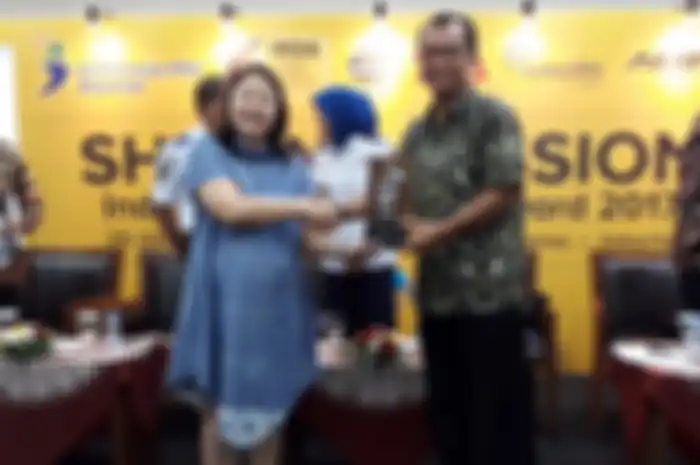 Pembicara Yayat Supriyatna mendapat plakat penghargaan