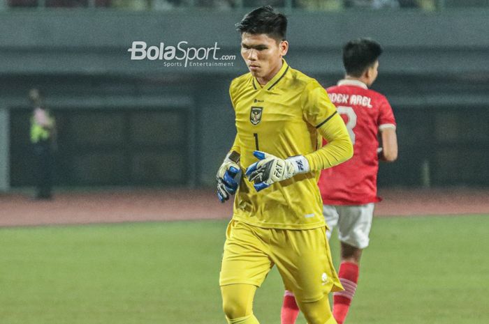 Kiper timnas U-19 Indonesia, Cahya Supriadi, saat bertanding di Stadion Patriot Candrabhaga, Bekasi, Jawa Barat.