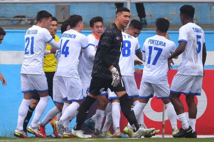 Para pemain Timnas Filipina merayakan gol Gerrit Holtman pada laga melawan Mongolia