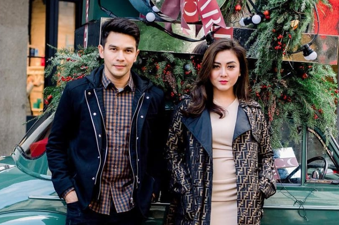 Jonathan Frizzy dan Dhena Devanka