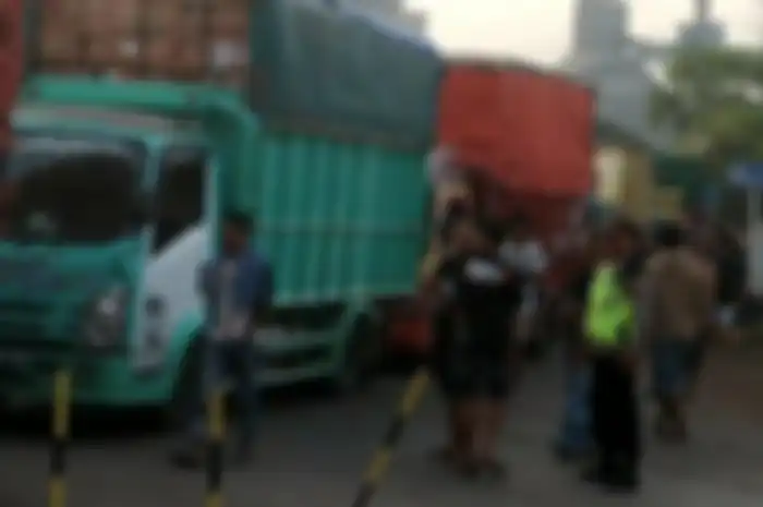 Para sopir truk kesal dan memblokir akses pemudik motor di Pelabuhan Ciwandan perkara antre berjam-jam.